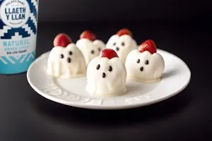 These Spooktacular Strawberries are a healthy halloween snack.